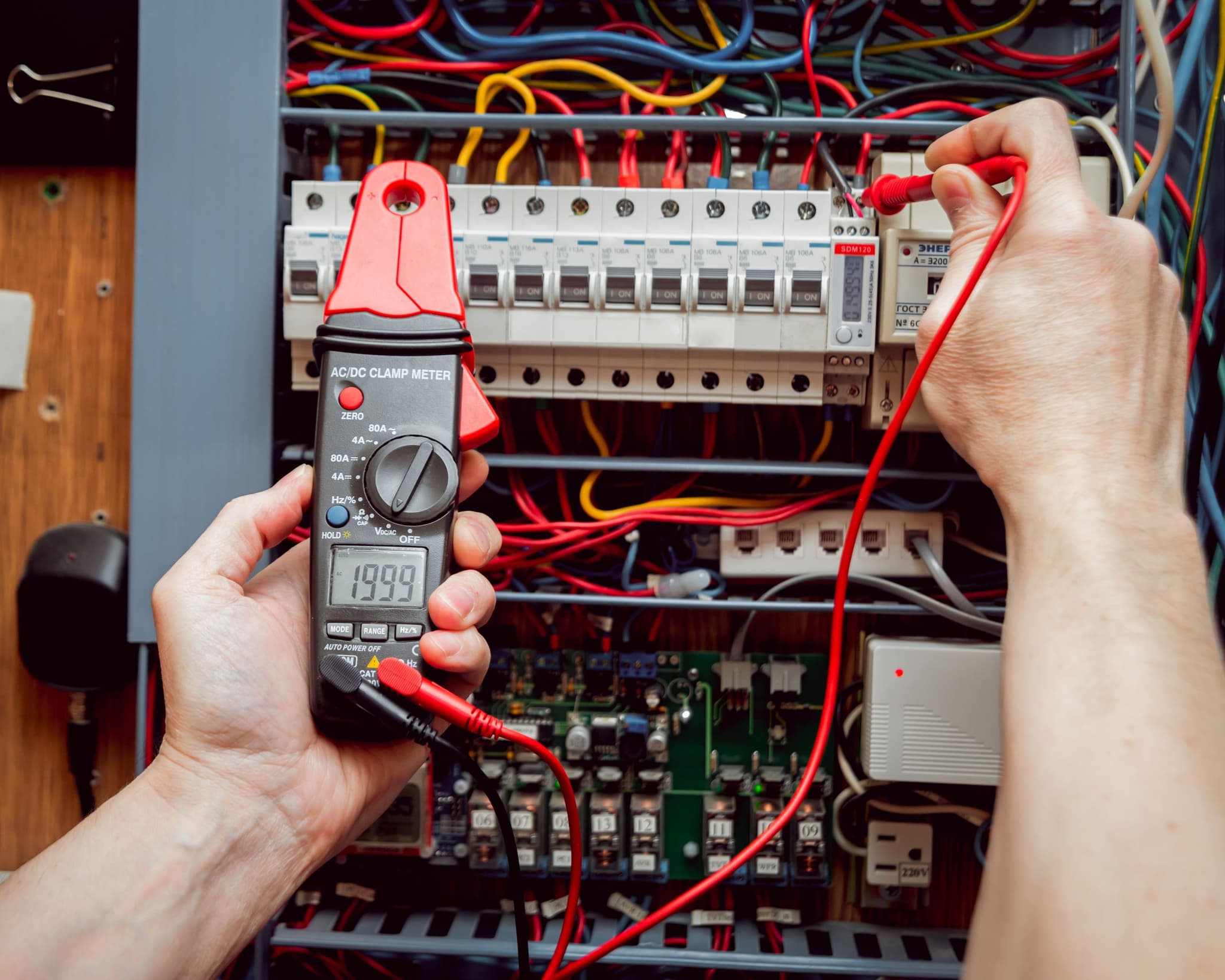 Electricista certificado realizando instalación eléctrica en Cali